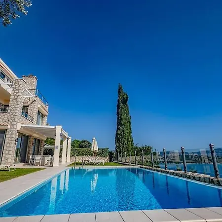 Isabelle With Superb Views Villa