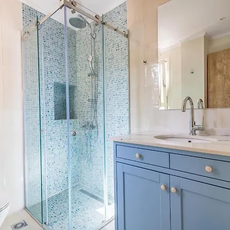 Isabelle With Superb Views Villa